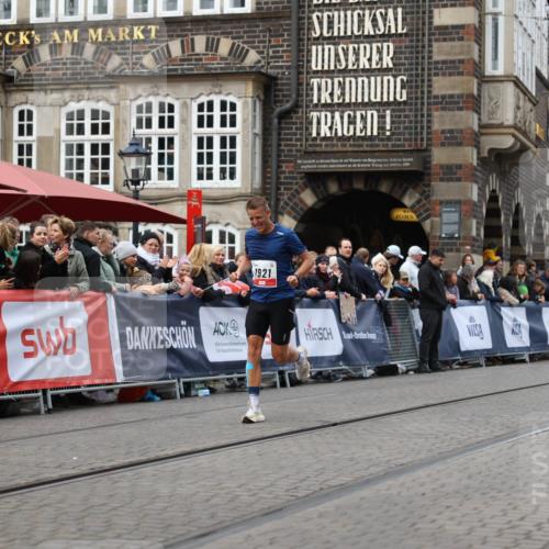 05.10.2025 - 20. swb-Marathon Bremen Yannick Fuchs http://msf.ph/oto/9278858 05.10.2025 12:42:26 Ziel 456, 1024, 1363 meine-sportfotos.de