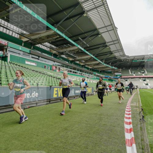 05.10.2025 - 20. swb-Marathon Bremen Michael Burmester http://msf.ph/oto/9278865 05.10.2025 10:31:40 Laufen im Stadion 7193, 7251, 8888, 9004, 9172, 9196, 9226, 9252, 9256, 9263, 9267, 9277, 9287, 9337, 9415, 9416, 9425, 9431, 9449, 9457, 9506, 9581, 9584, 9715, 9742, 9791, 9807, 9852, 9871, 9903, 9934, 10014, 10016, 10019, 10020, 10029, 10057, 10163, 10199, 10206, 10222, 10226, 10240, 10279, 10296, 10310, 10317, 10321, 10327, 10335, 10356, 10369, 10438, 10449, 10468, 10514, 10537, 10543, 10609, 10616, 10636, 10638, 10655, 10662, 10668, 10669, 10698, 10719, 10743, 10785, 9214, 9230 meine-sportfotos.de
