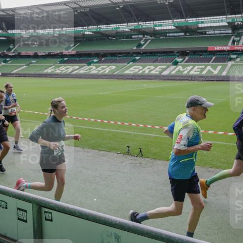 05.10.2025 - 20. swb-Marathon Bremen Michael Burmester http://msf.ph/oto/9278866 05.10.2025 12:59:55 Laufen im Stadion 27, 99, 226, 271, 491, 627, 807, 860, 954, 978, 1043, 1525, 1548, 1598, 1606, 1711, 1806, 2609, 2663, 2782, 2866, 2915, 2945, 3086, 3087, 3104, 3169, 3177, 3230, 3549, 3592, 3747, 3783, 3888, 4046, 4181, 4220, 4380, 4395, 4486, 4536, 4592, 4824, 4879, 5493, 5510, 5627, 6030, 6126, 6208, 6389, 6439, 6536, 6636, 6674, 6762, 6881, 7201, 7295, 7307, 7398, 7421, 7467, 7511, 7537, 7598, 7679, 7906, 7929, 8097, 8258, 8372, 8485, 8699, 8981, 9072, 10526, 219, 667, 1516, 1843 meine-sportfotos.de