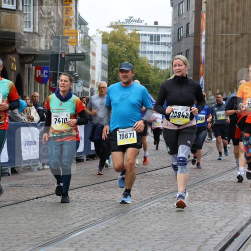 05.10.2025 - 20. swb-Marathon Bremen Strokosch-Dieckow http://msf.ph/oto/9278868 05.10.2025 11:13:51 Ziel 7014, 7410, 9631, 9667, 9946, 10000, 10671, 10756, 10842, 11541, 11652, 11653 meine-sportfotos.de