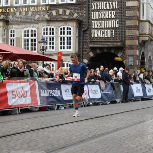 05.10.2025 - 20. swb-Marathon Bremen Yannick Fuchs http://msf.ph/oto/9278872 05.10.2025 12:42:26 Ziel 456, 1024, 1363 meine-sportfotos.de
