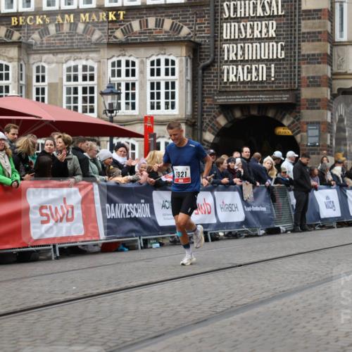05.10.2025 - 20. swb-Marathon Bremen Yannick Fuchs http://msf.ph/oto/9278876 05.10.2025 12:42:27 Ziel 456, 1024, 1363, 1921 meine-sportfotos.de