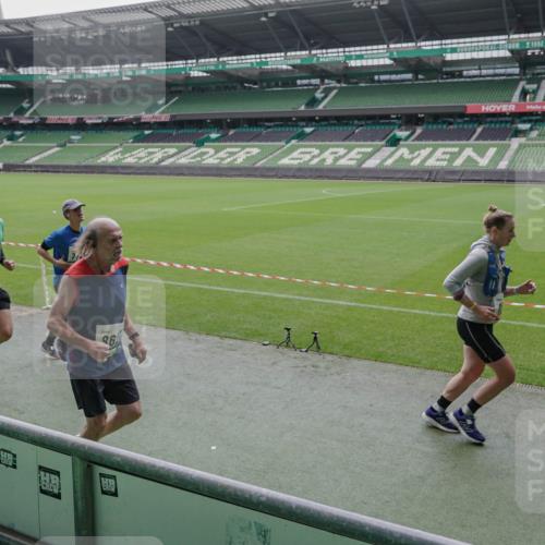 05.10.2025 - 20. swb-Marathon Bremen Michael Burmester http://msf.ph/oto/9278882 05.10.2025 12:59:57 Laufen im Stadion 27, 47, 99, 226, 271, 491, 627, 807, 860, 954, 978, 1043, 1525, 1548, 1598, 1606, 1711, 1806, 2518, 2609, 2782, 2866, 2915, 2945, 3040, 3086, 3087, 3104, 3169, 3177, 3230, 3549, 3592, 3747, 3783, 3888, 4046, 4181, 4220, 4380, 4395, 4536, 4592, 4824, 4879, 5493, 5510, 5627, 6126, 6208, 6389, 6439, 6536, 6636, 6674, 6762, 6881, 7201, 7295, 7307, 7398, 7421, 7467, 7511, 7537, 7598, 7679, 7906, 7929, 8097, 8258, 8372, 8485, 8699, 8981, 9072, 219, 667, 1516, 1843 meine-sportfotos.de