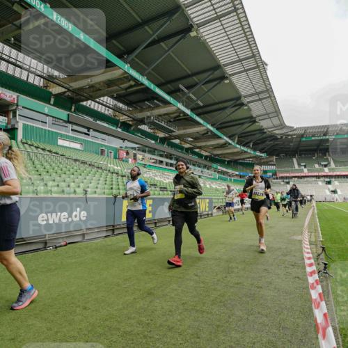 05.10.2025 - 20. swb-Marathon Bremen Michael Burmester http://msf.ph/oto/9278885 05.10.2025 10:31:41 Laufen im Stadion 7193, 7251, 8888, 9004, 9172, 9196, 9226, 9252, 9256, 9263, 9267, 9277, 9287, 9337, 9415, 9416, 9425, 9431, 9449, 9457, 9506, 9581, 9584, 9715, 9742, 9791, 9807, 9852, 9871, 9903, 9934, 10014, 10016, 10019, 10020, 10029, 10057, 10163, 10199, 10206, 10222, 10226, 10240, 10279, 10296, 10310, 10317, 10321, 10327, 10335, 10356, 10369, 10438, 10449, 10468, 10514, 10537, 10543, 10609, 10616, 10636, 10638, 10655, 10662, 10668, 10669, 10698, 10719, 10743, 10785, 9214 meine-sportfotos.de