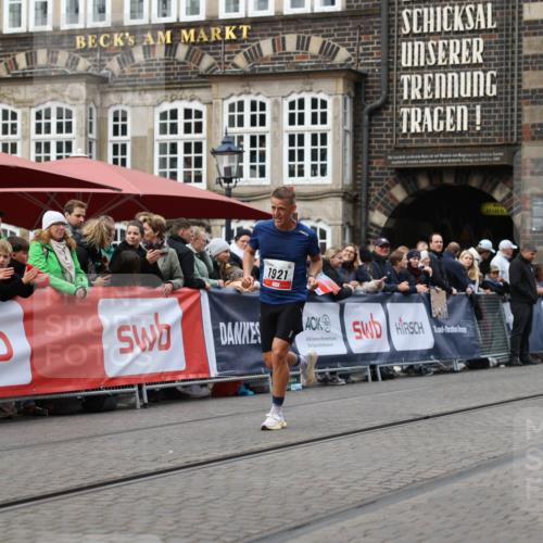 05.10.2025 - 20. swb-Marathon Bremen Yannick Fuchs http://msf.ph/oto/9278889 05.10.2025 12:42:27 Ziel 456, 1024, 1363, 1921 meine-sportfotos.de