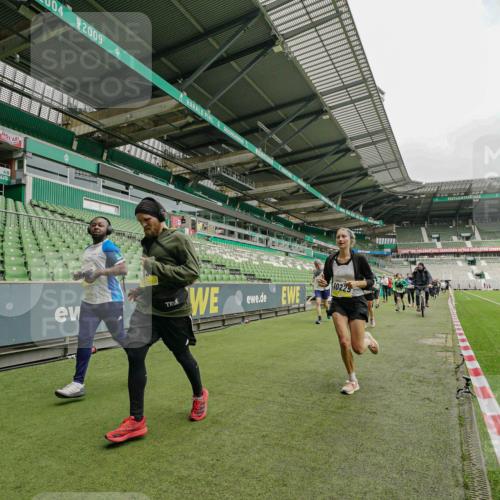 05.10.2025 - 20. swb-Marathon Bremen Michael Burmester http://msf.ph/oto/9278894 05.10.2025 10:31:42 Laufen im Stadion 7193, 7251, 8888, 9004, 9172, 9196, 9226, 9252, 9256, 9263, 9267, 9277, 9287, 9337, 9415, 9431, 9449, 9457, 9506, 9581, 9584, 9715, 9742, 9791, 9807, 9852, 9871, 9903, 9934, 10014, 10016, 10019, 10020, 10029, 10057, 10163, 10199, 10206, 10222, 10226, 10240, 10279, 10296, 10310, 10317, 10321, 10327, 10335, 10356, 10369, 10438, 10449, 10468, 10514, 10537, 10543, 10609, 10616, 10636, 10638, 10655, 10662, 10668, 10669, 10698, 10719, 10743, 10785, 9214 meine-sportfotos.de