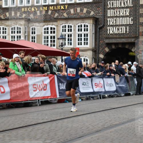 05.10.2025 - 20. swb-Marathon Bremen Yannick Fuchs http://msf.ph/oto/9278899 05.10.2025 12:42:27 Ziel 456, 1024, 1363, 1921 meine-sportfotos.de