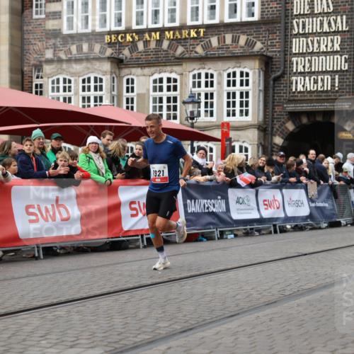 05.10.2025 - 20. swb-Marathon Bremen Yannick Fuchs http://msf.ph/oto/9278910 05.10.2025 12:42:27 Ziel 456, 1024, 1363, 1921 meine-sportfotos.de
