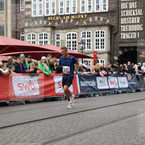 05.10.2025 - 20. swb-Marathon Bremen Yannick Fuchs http://msf.ph/oto/9278922 05.10.2025 12:42:27 Ziel 456, 1024, 1363, 1921 meine-sportfotos.de
