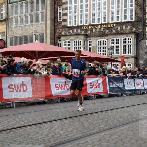 05.10.2025 - 20. swb-Marathon Bremen Yannick Fuchs http://msf.ph/oto/9278933 05.10.2025 12:42:27 Ziel 456, 1024, 1363, 1921 meine-sportfotos.de