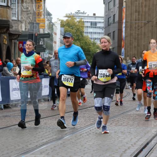 05.10.2025 - 20. swb-Marathon Bremen Strokosch-Dieckow http://msf.ph/oto/9278963 05.10.2025 11:13:51 Ziel 7014, 7410, 9631, 9667, 9946, 10000, 10671, 10756, 10842, 11541, 11652, 11653 meine-sportfotos.de