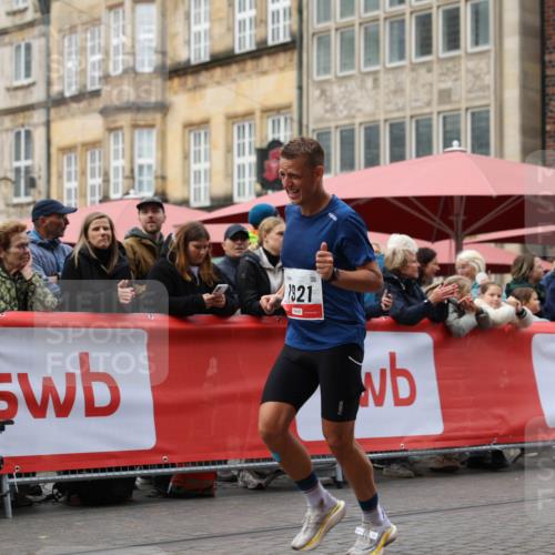 05.10.2025 - 20. swb-Marathon Bremen Yannick Fuchs http://msf.ph/oto/9278965 05.10.2025 12:42:28 Ziel 456, 1024, 1363, 1921 meine-sportfotos.de