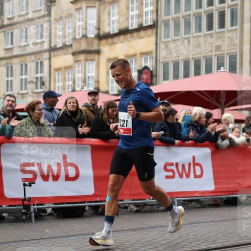 05.10.2025 - 20. swb-Marathon Bremen Yannick Fuchs http://msf.ph/oto/9278979 05.10.2025 12:42:28 Ziel 456, 1024, 1363, 1921 meine-sportfotos.de