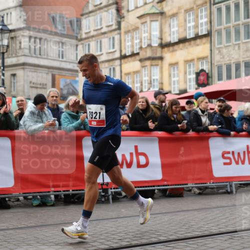 05.10.2025 - 20. swb-Marathon Bremen Yannick Fuchs http://msf.ph/oto/9278995 05.10.2025 12:42:29 Ziel 456, 1024, 1363, 1921 meine-sportfotos.de