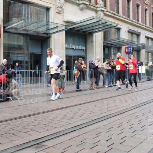 05.10.2025 - 20. swb-Marathon Bremen Strokosch-Dieckow http://msf.ph/oto/9279039 05.10.2025 11:15:30 Ziel 8476, 9567, 10355, 10831, 10846, 11375, 11440, 8476, 9567, 10355, 10831, 10846, 11375, 11440 meine-sportfotos.de