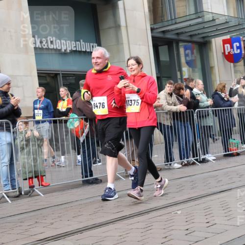 05.10.2025 - 20. swb-Marathon Bremen Strokosch-Dieckow http://msf.ph/oto/9279062 05.10.2025 11:15:31 Ziel 8476, 9567, 10355, 10831, 10846, 11375, 11440, 8476, 9567, 10355, 10831, 10846, 11375, 11440 meine-sportfotos.de