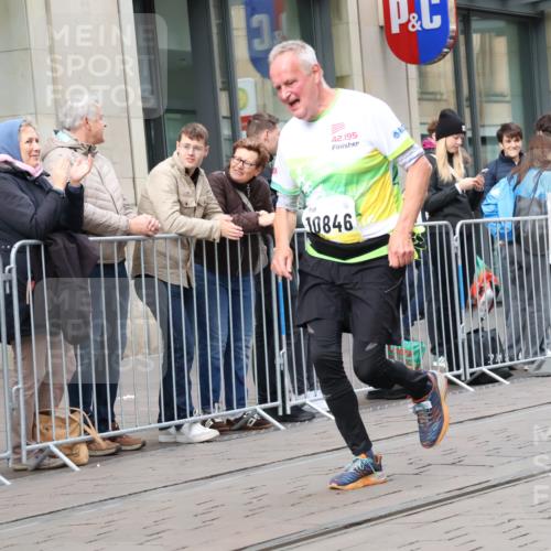 05.10.2025 - 20. swb-Marathon Bremen Strokosch-Dieckow http://msf.ph/oto/9279104 05.10.2025 11:15:33 Ziel 8476, 10355, 10831, 10846, 11375, 11440, 8476, 10355, 10831, 10846, 11375, 11440 meine-sportfotos.de