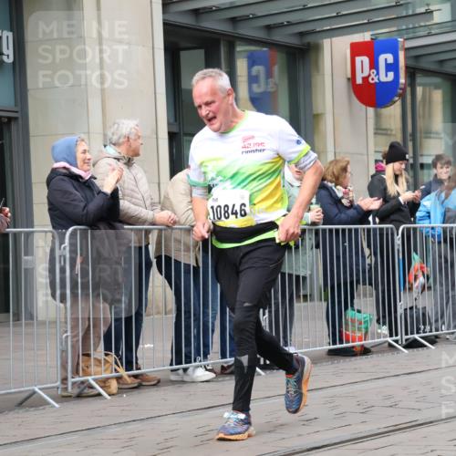 05.10.2025 - 20. swb-Marathon Bremen Strokosch-Dieckow http://msf.ph/oto/9279117 05.10.2025 11:15:34 Ziel 8476, 10355, 10831, 10846, 11375, 11440, 8476, 10355, 10831, 10846, 11375, 11440 meine-sportfotos.de