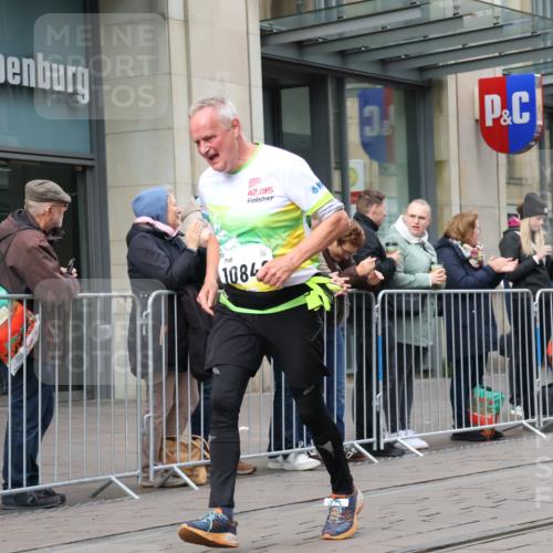 05.10.2025 - 20. swb-Marathon Bremen Strokosch-Dieckow http://msf.ph/oto/9279135 05.10.2025 11:15:34 Ziel 8476, 10355, 10831, 10846, 11375, 11440, 8476, 10355, 10831, 10846, 11375, 11440 meine-sportfotos.de