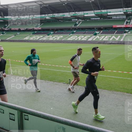 05.10.2025 - 20. swb-Marathon Bremen Michael Burmester http://msf.ph/oto/9279147 05.10.2025 13:00:29 Laufen im Stadion 47, 52, 271, 283, 491, 498, 575, 627, 694, 860, 954, 978, 1017, 1116, 1182, 1423, 1471, 1525, 1548, 1606, 1806, 1968, 2007, 2504, 2518, 2609, 2668, 2745, 2806, 2822, 2915, 3040, 3104, 3160, 3169, 3177, 3230, 3237, 3293, 3549, 3605, 3783, 4034, 4035, 4046, 4181, 4202, 4216, 4220, 4502, 4592, 4661, 4788, 4824, 4879, 5183, 5272, 5329, 5610, 5627, 5663, 5836, 5841, 6027, 6057, 6126, 6208, 6389, 6440, 6523, 6536, 6636, 6674, 6704, 6762, 6881, 7295, 7307, 7537, 7598, 7679, 8258 meine-sportfotos.de