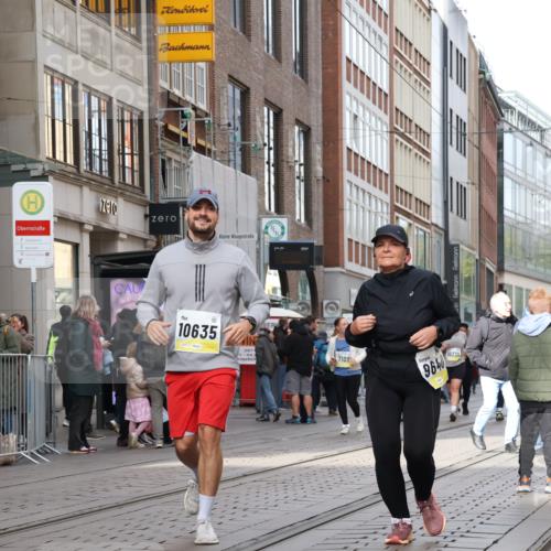 05.10.2025 - 20. swb-Marathon Bremen Strokosch-Dieckow http://msf.ph/oto/9279236 05.10.2025 11:15:39 Ziel 7109, 8476, 9640, 9679, 10220, 10355, 10635, 10831, 10846, 11331, 11375, 7109, 8476, 9640, 9679, 10220, 10355, 10635, 10831, 10846, 11331, 11375 meine-sportfotos.de