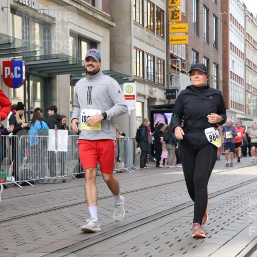 05.10.2025 - 20. swb-Marathon Bremen Strokosch-Dieckow http://msf.ph/oto/9279291 05.10.2025 11:15:41 Ziel 7109, 8476, 9640, 9679, 10220, 10340, 10355, 10564, 10635, 10831, 10846, 11331, 11375, 11378, 7109, 8476, 9640, 9679, 10220, 10340, 10355, 10564, 10635, 10831, 10846, 11331, 11375, 11378 meine-sportfotos.de
