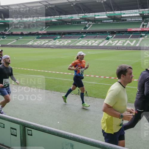 05.10.2025 - 20. swb-Marathon Bremen Michael Burmester http://msf.ph/oto/9279293 05.10.2025 13:00:45 Laufen im Stadion 47, 52, 72, 156, 271, 283, 491, 498, 575, 627, 694, 1017, 1116, 1182, 1273, 1423, 1471, 1606, 1806, 1968, 1973, 1998, 2007, 2196, 2330, 2369, 2446, 2504, 2518, 2661, 2668, 2706, 2745, 2806, 2822, 2915, 3040, 3160, 3177, 3237, 3293, 3360, 3549, 3604, 3605, 3979, 4034, 4035, 4046, 4202, 4216, 4263, 4502, 4592, 4661, 4788, 4879, 5011, 5121, 5183, 5272, 5329, 5610, 5627, 5663, 5836, 5841, 6027, 6057, 6208, 6389, 6440, 6523, 6636, 6704, 6762 meine-sportfotos.de