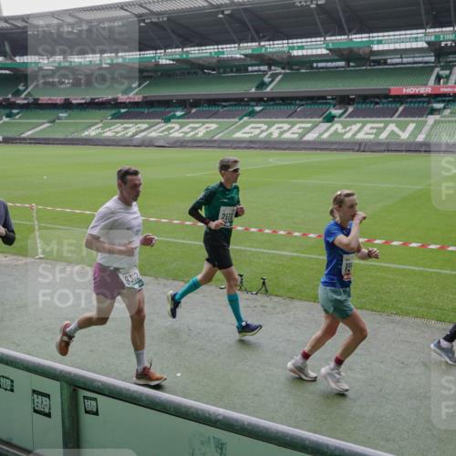 05.10.2025 - 20. swb-Marathon Bremen Michael Burmester http://msf.ph/oto/9279317 05.10.2025 13:00:46 Laufen im Stadion 47, 52, 72, 156, 271, 283, 491, 498, 575, 627, 694, 1017, 1116, 1182, 1273, 1423, 1471, 1606, 1806, 1968, 1973, 1998, 2007, 2196, 2330, 2369, 2446, 2504, 2518, 2661, 2668, 2706, 2745, 2806, 2822, 2915, 3040, 3160, 3177, 3209, 3237, 3293, 3360, 3549, 3604, 3605, 3979, 4034, 4035, 4046, 4202, 4216, 4263, 4502, 4592, 4661, 4788, 4879, 5011, 5121, 5183, 5272, 5329, 5414, 5610, 5627, 5663, 5727, 5836, 5841, 6027, 6057, 6208, 6389, 6440, 6523, 6636, 6704, 6762 meine-sportfotos.de