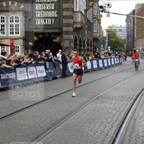 05.10.2025 - 20. swb-Marathon Bremen Yannick Fuchs http://msf.ph/oto/9279329 05.10.2025 12:42:39 Ziel 18, 1117 meine-sportfotos.de