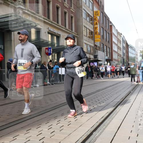 05.10.2025 - 20. swb-Marathon Bremen Strokosch-Dieckow http://msf.ph/oto/9279331 05.10.2025 11:15:42 Ziel 7109, 8476, 9640, 9679, 10220, 10339, 10340, 10355, 10564, 10635, 10831, 10846, 11331, 11375, 11378, 7109, 8476, 9640, 9679, 10220, 10339, 10340, 10355, 10564, 10635, 10831, 10846, 11331, 11375, 11378 meine-sportfotos.de