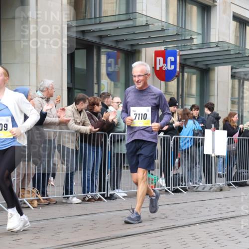 05.10.2025 - 20. swb-Marathon Bremen Strokosch-Dieckow http://msf.ph/oto/9279360 05.10.2025 11:15:48 Ziel 7109, 7110, 8476, 9640, 9679, 10220, 10339, 10340, 10355, 10564, 10635, 10831, 10846, 11247, 11331, 11375, 11378, 7109, 7110, 8476, 9640, 9679, 10220, 10339, 10340, 10355, 10564, 10635, 10831, 10846, 11247, 11331, 11375, 11378 meine-sportfotos.de