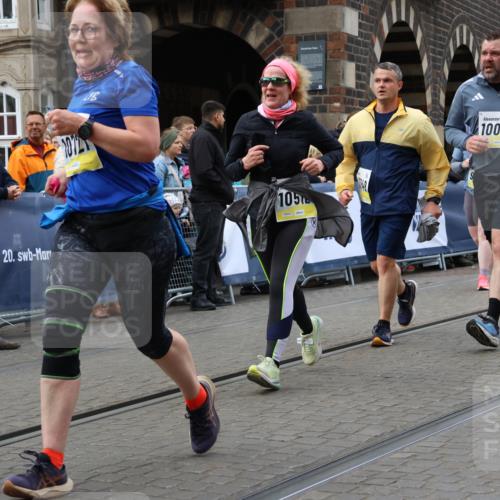 05.10.2025 - 20. swb-Marathon Bremen Strokosch-Dieckow http://msf.ph/oto/9279376 05.10.2025 11:13:59 Ziel 9012, 9342, 9631, 9667, 10000, 10036, 10512, 10721, 11541, 11548 meine-sportfotos.de