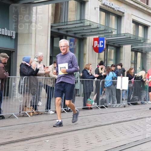 05.10.2025 - 20. swb-Marathon Bremen Strokosch-Dieckow http://msf.ph/oto/9279378 05.10.2025 11:15:49 Ziel 7109, 7110, 8476, 9640, 9679, 10220, 10339, 10340, 10355, 10564, 10635, 10831, 10846, 11247, 11331, 11375, 11378, 7109, 7110, 8476, 9640, 9679, 10220, 10339, 10340, 10355, 10564, 10635, 10831, 10846, 11247, 11331, 11375, 11378 meine-sportfotos.de
