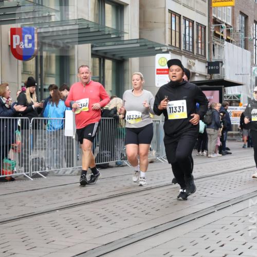 05.10.2025 - 20. swb-Marathon Bremen Strokosch-Dieckow http://msf.ph/oto/9279408 05.10.2025 11:15:49 Ziel 7109, 7110, 8476, 9640, 9679, 10220, 10339, 10340, 10355, 10564, 10635, 10831, 10846, 11247, 11331, 11375, 11378, 7109, 7110, 8476, 9640, 9679, 10220, 10339, 10340, 10355, 10564, 10635, 10831, 10846, 11247, 11331, 11375, 11378 meine-sportfotos.de