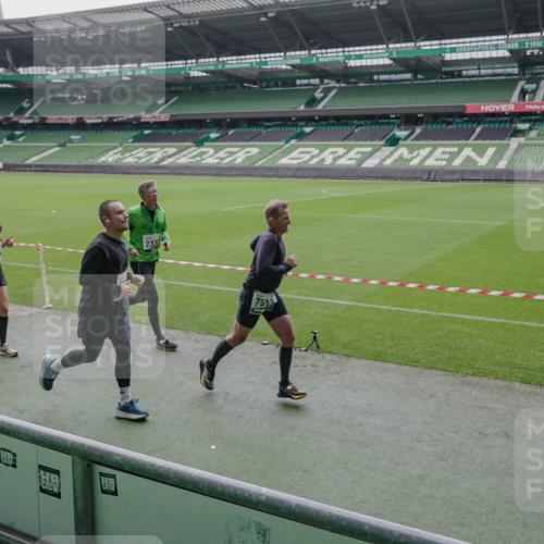 05.10.2025 - 20. swb-Marathon Bremen Michael Burmester http://msf.ph/oto/9279413 05.10.2025 13:01:03 Laufen im Stadion 52, 58, 72, 156, 335, 440, 488, 498, 575, 1017, 1082, 1116, 1182, 1238, 1273, 1423, 1471, 1968, 1973, 1998, 2007, 2196, 2235, 2330, 2369, 2446, 2504, 2661, 2668, 2706, 2712, 2745, 2806, 2822, 2995, 3160, 3209, 3293, 3360, 3604, 3605, 3979, 4034, 4035, 4128, 4216, 4263, 4329, 4502, 4661, 4788, 5011, 5048, 5080, 5121, 5150, 5183, 5272, 5329, 5414, 5610, 5663, 5727, 5752, 5836, 5841, 5985, 6027, 6057, 6082, 6440, 6523, 6704, 47, 271, 283, 491, 694, 1606, 1806, 2518, 2745, 2915 meine-sportfotos.de