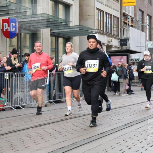 05.10.2025 - 20. swb-Marathon Bremen Strokosch-Dieckow http://msf.ph/oto/9279424 05.10.2025 11:15:50 Ziel 7109, 7110, 8476, 9640, 9679, 10220, 10339, 10340, 10355, 10564, 10635, 10831, 10846, 11029, 11247, 11331, 11375, 11378, 7109, 7110, 8476, 9640, 9679, 10220, 10339, 10340, 10355, 10564, 10635, 10831, 10846, 11029, 11247, 11331, 11375, 11378 meine-sportfotos.de