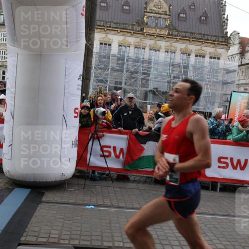 05.10.2025 - 20. swb-Marathon Bremen Yannick Fuchs http://msf.ph/oto/9279432 05.10.2025 12:42:42 Ziel 18, 1117 meine-sportfotos.de