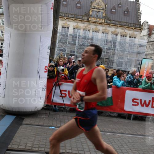 05.10.2025 - 20. swb-Marathon Bremen Yannick Fuchs http://msf.ph/oto/9279442 05.10.2025 12:42:42 Ziel 18, 1117 meine-sportfotos.de