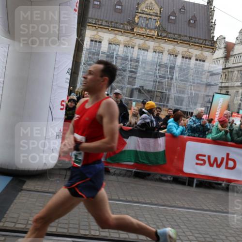 05.10.2025 - 20. swb-Marathon Bremen Yannick Fuchs http://msf.ph/oto/9279451 05.10.2025 12:42:42 Ziel 18, 1117 meine-sportfotos.de