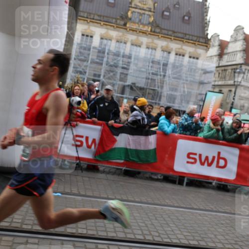 05.10.2025 - 20. swb-Marathon Bremen Yannick Fuchs http://msf.ph/oto/9279462 05.10.2025 12:42:42 Ziel 18, 1117 meine-sportfotos.de