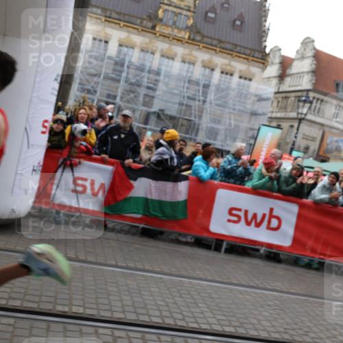 05.10.2025 - 20. swb-Marathon Bremen Yannick Fuchs http://msf.ph/oto/9279479 05.10.2025 12:42:42 Ziel 18, 1117 meine-sportfotos.de