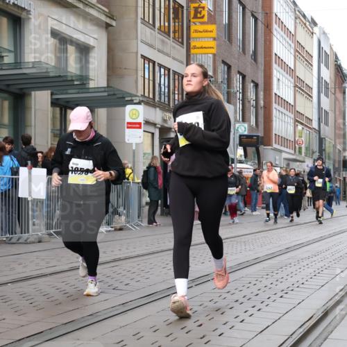 05.10.2025 - 20. swb-Marathon Bremen Strokosch-Dieckow http://msf.ph/oto/9279508 05.10.2025 11:15:52 Ziel 7109, 7110, 8476, 9640, 9679, 10023, 10083, 10220, 10339, 10340, 10379, 10450, 10564, 10635, 10831, 10846, 11029, 11247, 11331, 11375, 11378, 7109, 7110, 8476, 9640, 9679, 10023, 10083, 10220, 10339, 10340, 10379, 10450, 10564, 10635, 10831, 10846, 11029, 11247, 11331, 11375, 11378 meine-sportfotos.de