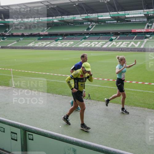05.10.2025 - 20. swb-Marathon Bremen Michael Burmester http://msf.ph/oto/9279521 05.10.2025 13:01:11 Laufen im Stadion 52, 58, 72, 156, 335, 440, 488, 1017, 1082, 1182, 1238, 1273, 1423, 1893, 1968, 1973, 1998, 2102, 2196, 2235, 2330, 2369, 2433, 2446, 2661, 2668, 2706, 2712, 2806, 2822, 2918, 2995, 3209, 3360, 3387, 3604, 3662, 3663, 3877, 3979, 4128, 4216, 4263, 4329, 4502, 4618, 4788, 5011, 5048, 5080, 5121, 5150, 5183, 5272, 5329, 5414, 5610, 5663, 5727, 5752, 5836, 5841, 5985, 6027, 6057, 6082, 6440, 6523, 47, 283, 491, 498, 575, 694, 1017, 1116, 1606, 1806, 2518, 2745, 2915 meine-sportfotos.de