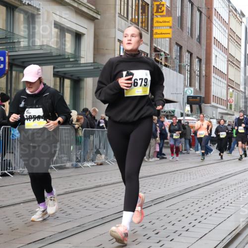 05.10.2025 - 20. swb-Marathon Bremen Strokosch-Dieckow http://msf.ph/oto/9279525 05.10.2025 11:15:52 Ziel 7109, 7110, 8476, 9640, 9679, 10023, 10083, 10220, 10339, 10340, 10379, 10450, 10564, 10635, 10831, 10846, 11029, 11247, 11331, 11375, 11378, 7109, 7110, 8476, 9640, 9679, 10023, 10083, 10220, 10339, 10340, 10379, 10450, 10564, 10635, 10831, 10846, 11029, 11247, 11331, 11375, 11378 meine-sportfotos.de
