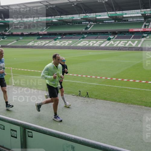 05.10.2025 - 20. swb-Marathon Bremen Michael Burmester http://msf.ph/oto/9279541 05.10.2025 13:01:14 Laufen im Stadion 52, 58, 72, 152, 156, 335, 440, 488, 546, 979, 1082, 1182, 1238, 1273, 1423, 1893, 1968, 1973, 1996, 1998, 2096, 2102, 2196, 2235, 2330, 2369, 2433, 2446, 2565, 2661, 2668, 2706, 2712, 2806, 2822, 2918, 2995, 3209, 3360, 3387, 3604, 3662, 3663, 3877, 3979, 4128, 4216, 4263, 4329, 4502, 4618, 4788, 5011, 5048, 5080, 5121, 5150, 5183, 5272, 5329, 5414, 5663, 5727, 5752, 5836, 5841, 5985, 6027, 6057, 6082, 6440, 6523, 47, 283, 498, 575, 694, 1017, 1116, 2518, 2745, 2915 meine-sportfotos.de
