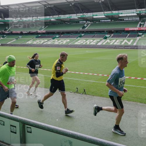 05.10.2025 - 20. swb-Marathon Bremen Michael Burmester http://msf.ph/oto/9279558 05.10.2025 13:01:16 Laufen im Stadion 52, 58, 72, 152, 156, 335, 440, 488, 546, 672, 979, 1082, 1182, 1238, 1273, 1423, 1893, 1968, 1973, 1996, 1998, 2096, 2102, 2196, 2235, 2330, 2369, 2433, 2446, 2565, 2661, 2668, 2706, 2712, 2806, 2822, 2918, 2995, 3209, 3360, 3387, 3604, 3662, 3663, 3877, 3979, 4128, 4216, 4263, 4329, 4618, 4788, 5011, 5048, 5080, 5121, 5150, 5183, 5272, 5329, 5414, 5663, 5727, 5752, 5836, 5841, 5985, 6082, 6440, 6523, 47, 52, 283, 498, 575, 694, 1017, 1116, 2518, 2745 meine-sportfotos.de