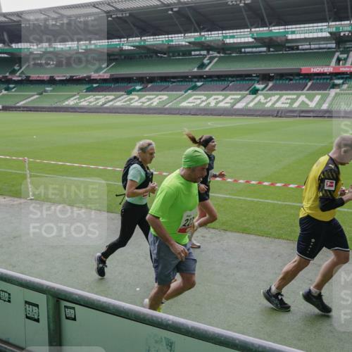 05.10.2025 - 20. swb-Marathon Bremen Michael Burmester http://msf.ph/oto/9279563 05.10.2025 13:01:16 Laufen im Stadion 52, 58, 72, 152, 156, 335, 440, 488, 546, 672, 979, 1082, 1182, 1238, 1273, 1423, 1893, 1968, 1973, 1996, 1998, 2096, 2102, 2196, 2235, 2330, 2369, 2433, 2446, 2565, 2661, 2668, 2706, 2712, 2806, 2822, 2918, 2995, 3209, 3360, 3387, 3604, 3662, 3663, 3877, 3979, 4128, 4216, 4263, 4329, 4618, 4788, 5011, 5048, 5080, 5121, 5150, 5183, 5272, 5329, 5414, 5663, 5727, 5752, 5836, 5841, 5985, 6082, 6440, 6523, 47, 52, 283, 498, 575, 694, 1017, 1116, 2518, 2745 meine-sportfotos.de