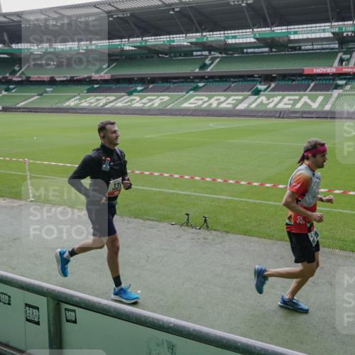 05.10.2025 - 20. swb-Marathon Bremen Michael Burmester http://msf.ph/oto/9279585 05.10.2025 13:01:19 Laufen im Stadion 58, 72, 152, 156, 335, 440, 488, 546, 672, 979, 1082, 1238, 1273, 1423, 1732, 1893, 1968, 1973, 1996, 1998, 2096, 2102, 2196, 2235, 2330, 2369, 2433, 2446, 2565, 2661, 2668, 2706, 2712, 2806, 2918, 2991, 2995, 3209, 3360, 3387, 3604, 3662, 3663, 3877, 3979, 4086, 4128, 4216, 4263, 4329, 4618, 4788, 4947, 4980, 5011, 5048, 5080, 5121, 5150, 5183, 5309, 5329, 5414, 5557, 5727, 5752, 5836, 5841, 5985, 6082, 6440, 6523, 52, 283, 498, 575, 694, 1017, 1116, 2745 meine-sportfotos.de
