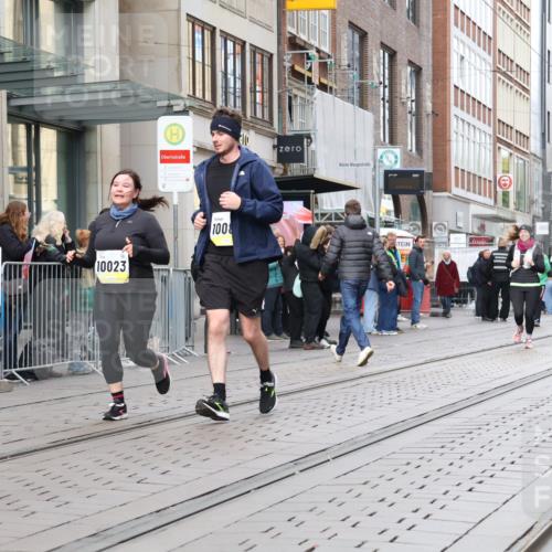 05.10.2025 - 20. swb-Marathon Bremen Strokosch-Dieckow http://msf.ph/oto/9279592 05.10.2025 11:15:58 Ziel 7109, 7110, 9640, 9679, 10023, 10083, 10220, 10339, 10340, 10379, 10450, 10564, 10635, 11029, 11247, 11331, 11358, 11378, 11404, 7109, 7110, 9640, 9679, 10023, 10083, 10220, 10339, 10340, 10379, 10450, 10564, 10635, 11029, 11247, 11331, 11358, 11378, 11404 meine-sportfotos.de