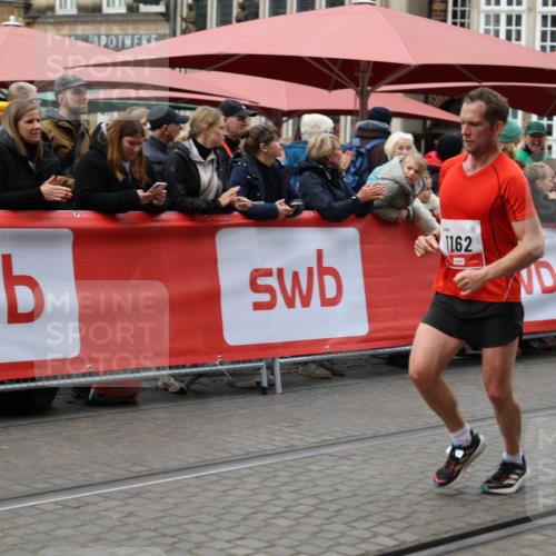 05.10.2025 - 20. swb-Marathon Bremen Yannick Fuchs http://msf.ph/oto/9279633 05.10.2025 12:42:51 Ziel 1162 meine-sportfotos.de